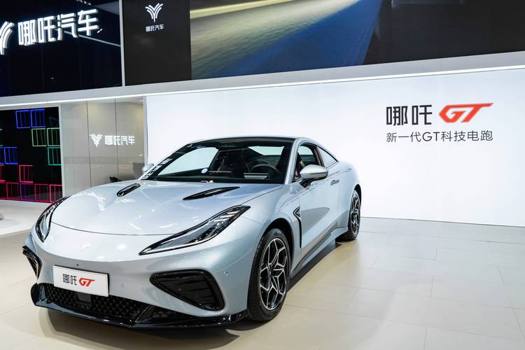 深圳40哪吒汽车在智能汽车领域的表现，领途汽车在新能源汽车市场中的影响力